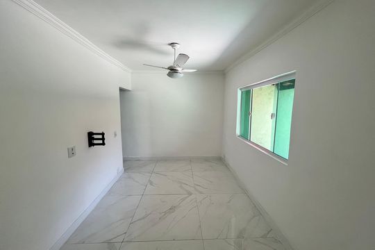 Sala de casa de condomínio para alugar com 1 quarto, 90m² em Recreio dos Bandeirantes, Rio de Janeiro