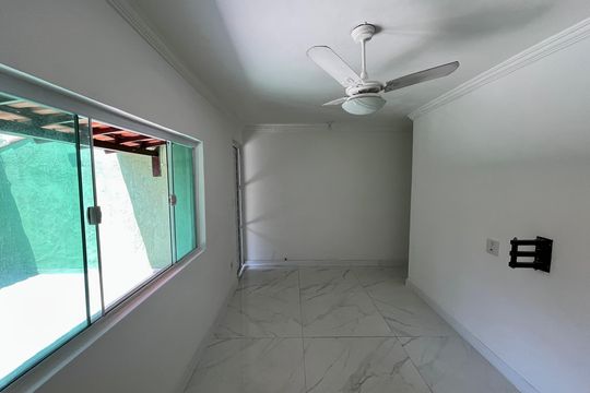 Sala de casa de condomínio para alugar com 1 quarto, 90m² em Recreio dos Bandeirantes, Rio de Janeiro