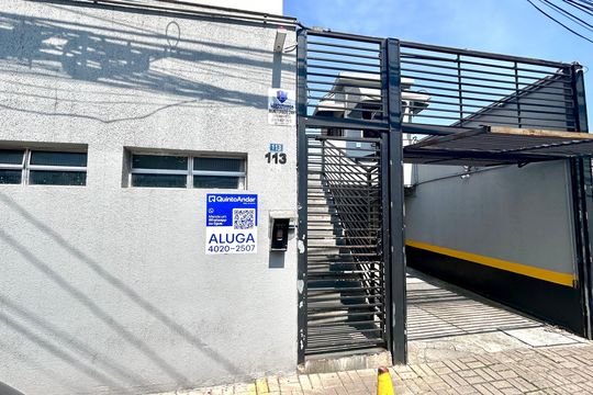 Placa instalada na fachada do imóvel  de apartamento para alugar com 3 quartos, 64m² em Vila Galvão, Guarulhos