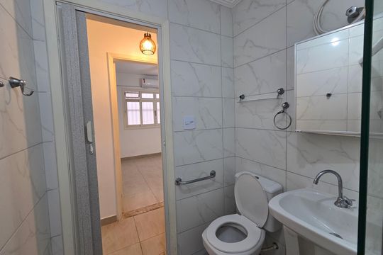 Banheiro de apartamento para alugar com 2 quartos, 60m² em Canto do Forte, Praia Grande