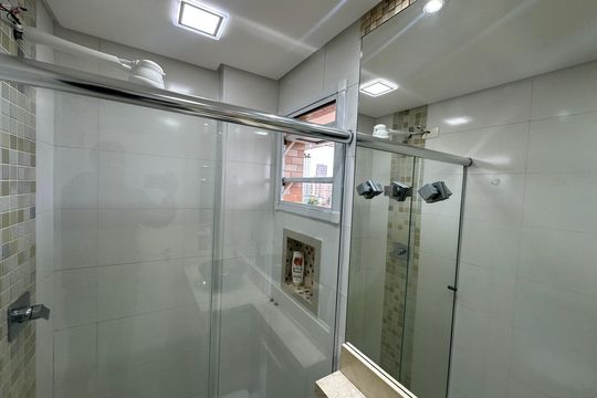 Banheiro da Suíte 2 de apartamento para alugar com 2 quartos, 105m² em Vila Valenca, São Vicente