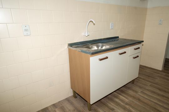 Cozinha de apartamento para alugar com 2 quartos, 57m² em Jardim Sabará, Porto Alegre