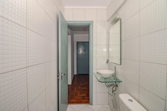 Banheiro de apartamento para alugar com 1 quarto, 43m² em Floresta, Porto Alegre
