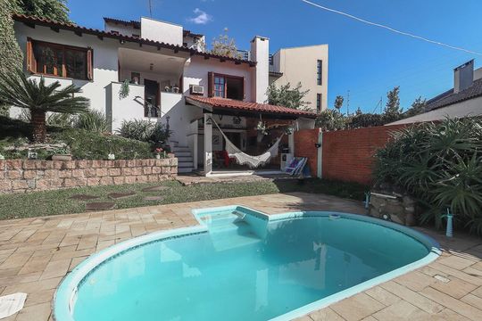 Piscina de casa à venda com 5 quartos, 246m² em Chácara das Pedras, Porto Alegre