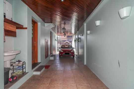 Garagem de casa à venda com 5 quartos, 246m² em Chácara das Pedras, Porto Alegre