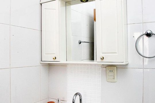 Banheiro de kitnet/studio para alugar com 1 quarto, 48m² em Cidade Baixa, Porto Alegre