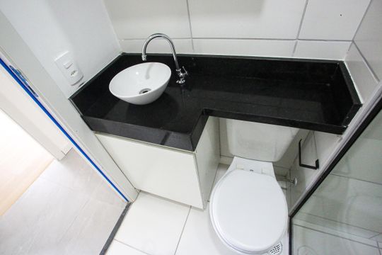 Banheiro de apartamento para alugar com 2 quartos, 37m² em Taquara, Rio de Janeiro