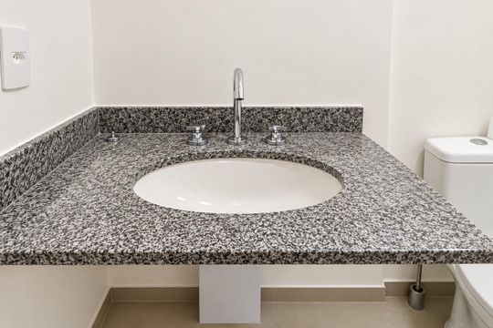 Banheiro de kitnet/studio para alugar com 1 quarto, 25m² em Bela Vista, São Paulo