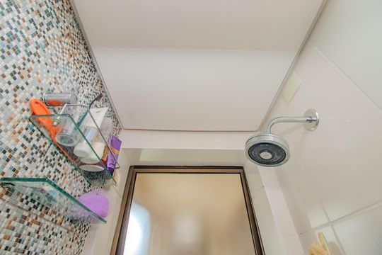 Banheiro de apartamento para alugar com 2 quartos, 49m² em Rubem Berta, Porto Alegre