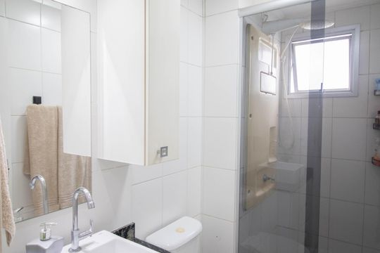 Banheiro de apartamento à venda com 2 quartos, 50m² em Vila Roque, São Paulo