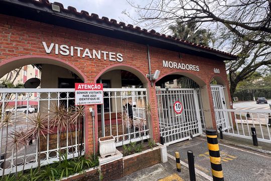 Fachada e portaria de apartamento para alugar com 3 quartos, 72m² em Granja Viana Ii, Cotia