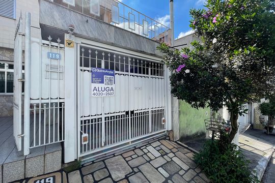 Fachada + Placa de casa para alugar com 2 quartos, 80m² em Vila Nhocuné, São Paulo