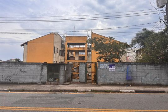 Fachada + placa  de apartamento para alugar com 2 quartos, 48m² em Conceição, Diadema