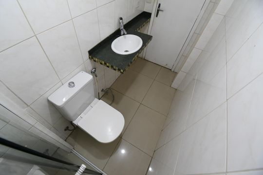 Banheiro de kitnet/studio à venda com 1 quarto, 47m² em Bacacheri, Curitiba