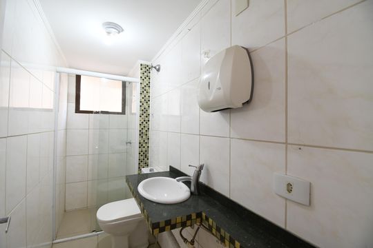 Banheiro de kitnet/studio à venda com 1 quarto, 47m² em Bacacheri, Curitiba