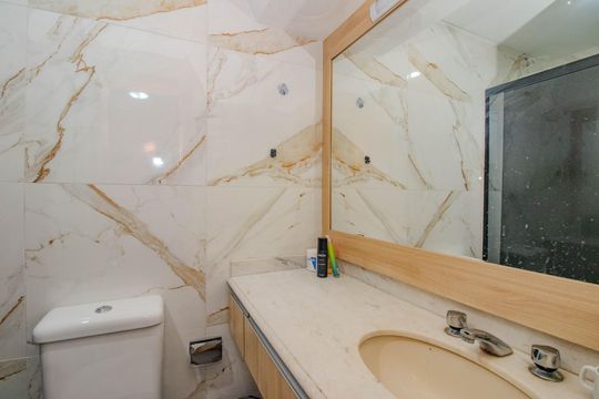 Banheiro de kitnet/studio à venda com 1 quarto, 44m² em Floresta, Porto Alegre