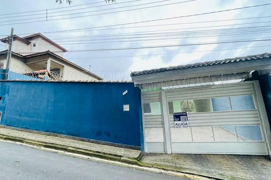 Fachada com placa instalada de casa para alugar com 3 quartos, 500m² em Jardim Sao Luiz (caucaia do Alto), Cotia