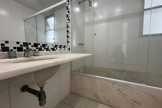Banheiro Social de apartamento para alugar com 2 quartos, 102m² em Barra da Tijuca, Rio de Janeiro