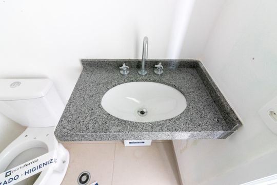 Banheiro de kitnet/studio à venda com 1 quarto, 29m² em Pinheiros, São Paulo