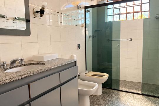 Banheiro da suíte de casa para alugar com 3 quartos, 386m² em Palmares, Belo Horizonte