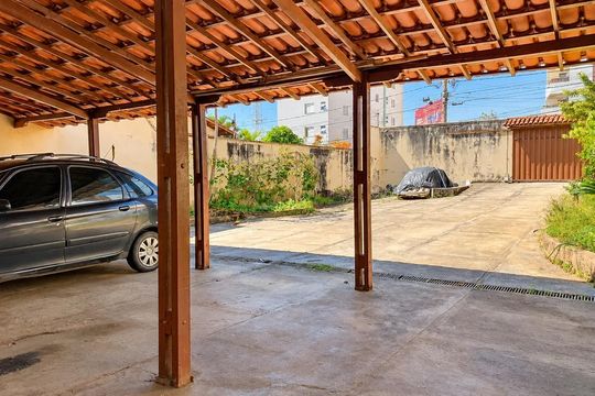 Área externa de casa para alugar com 3 quartos, 386m² em Palmares, Belo Horizonte