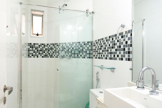 Banheiro social de apartamento para alugar com 2 quartos, 70m² em Vila Azevedo, São Paulo