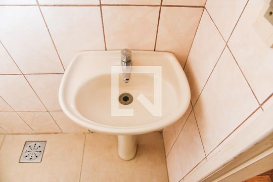 Banheiro de apartamento à venda com 1 quarto, 31m² em Jardim Dona Leopoldina, Porto Alegre