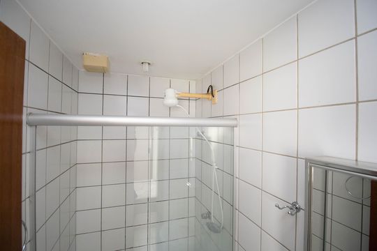 Banheiro da Suíte de kitnet/studio para alugar com 1 quarto, 27m² em Sgan 912, Brasília