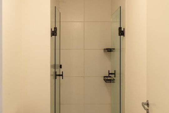 Banheiro de apartamento para alugar com 1 quarto, 27m² em Vila das Bandeiras, Guarulhos