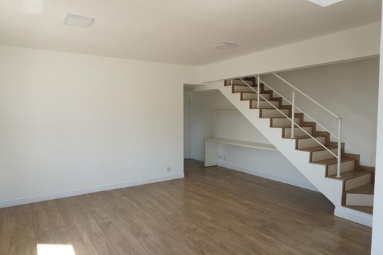 Sala de Estar de apartamento à venda com 1 quarto, 83m² em Alphaville, Santana de Parnaíba