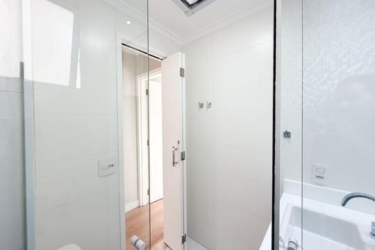 Banheiro de apartamento para alugar com 2 quartos, 50m² em São Domingos, São Paulo