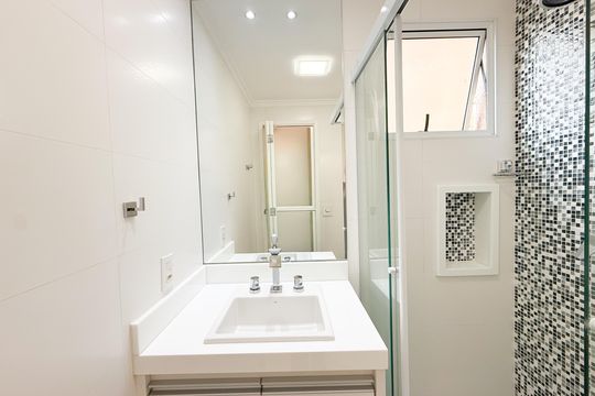 Banheiro de apartamento para alugar com 2 quartos, 50m² em São Domingos, São Paulo