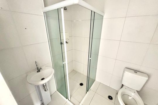Banheiro de kitnet/studio para alugar com 1 quarto, 23m² em Vila Esperança, São Paulo