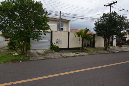 Fachada de casa à venda com 2 quartos, 540m² em Fazendinha, Curitiba