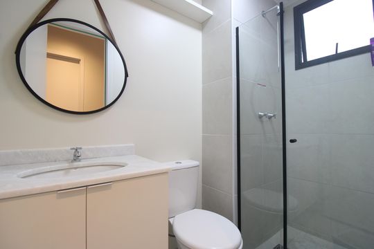 Banheiro de apartamento para alugar com 2 quartos, 43m² em Barra Olímpica, Rio de Janeiro