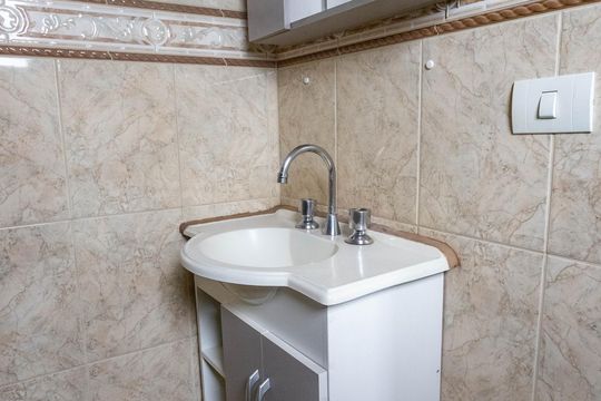 Banheiro da suíte  de casa para alugar com 2 quartos, 70m² em Cidade Júlia, São Paulo