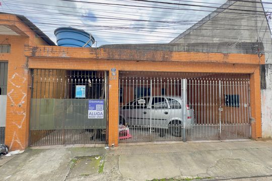 Placa instalada na fachada do imóvel  de casa para alugar com 1 quarto, 45m² em Jardim Presidente Dutra, Guarulhos