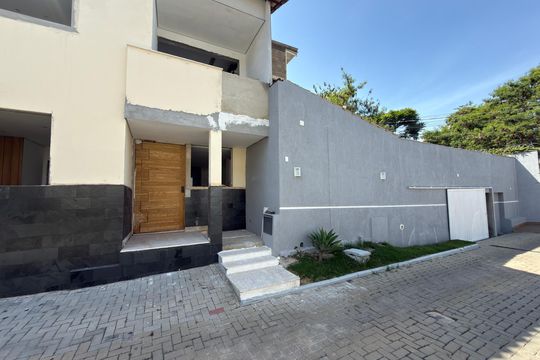 Fachada de casa de condomínio à venda com 4 quartos, 250m² em Europa, Contagem