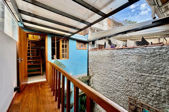 Corredor segundo andar  de casa à venda com 2 quartos, 140m² em Cerqueira César, São Paulo