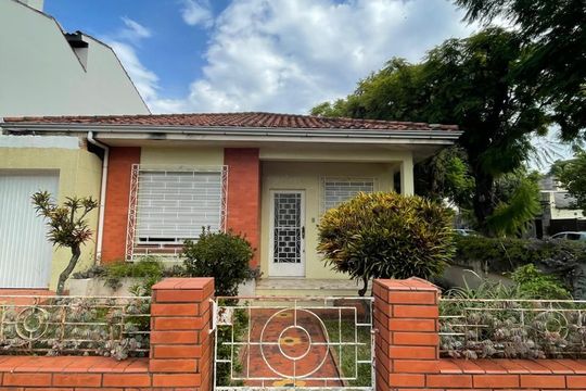 Fachada de casa à venda com 3 quartos, 319m² em Santo Antônio, Porto Alegre