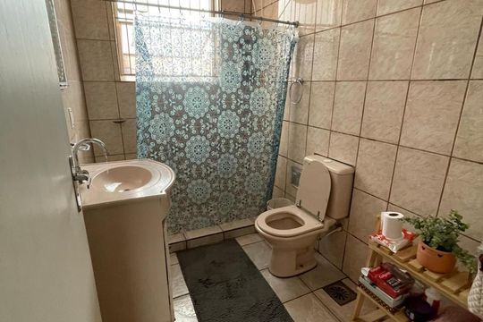 Banheiro de casa à venda com 3 quartos, 319m² em Santo Antônio, Porto Alegre