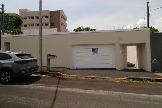 Plaquinha de casa para alugar com 4 quartos, 230m² em Tibery, Uberlândia