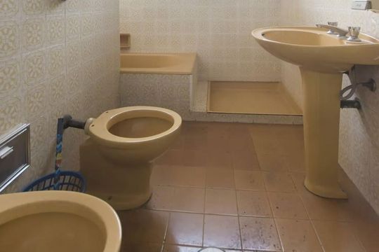 Banheiro com vaso sanitário, pia e banheira em tom amarelado. de casa à venda com 4 quartos, 200m² em Indianópolis, São Paulo