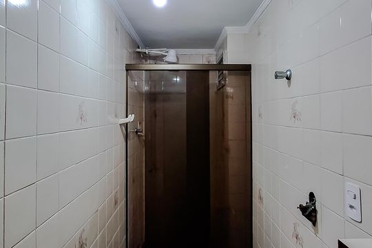 Banheiro social de apartamento à venda com 2 quartos, 55m² em Liberdade, São Paulo