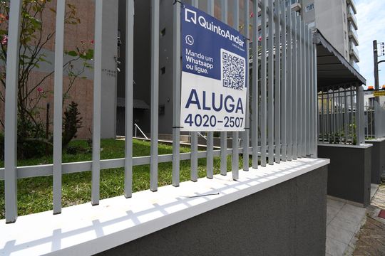 Placa de apartamento para alugar com 2 quartos, 44m² em Alto da Xv, Curitiba