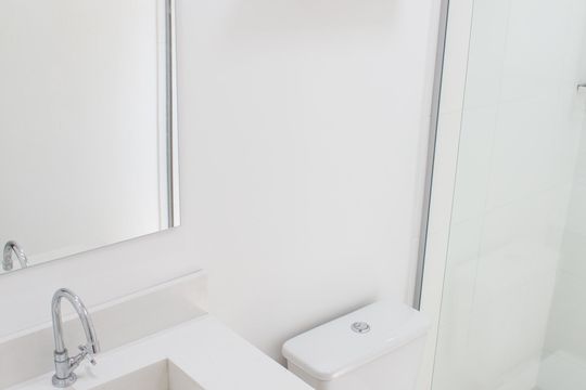 Banheiro de kitnet/studio para alugar com 1 quarto, 28m² em Jardim das Acacias, São Paulo