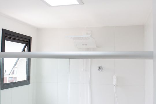 Banheiro de kitnet/studio para alugar com 1 quarto, 28m² em Jardim das Acacias, São Paulo