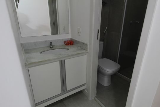 Banheiro de apartamento para alugar com 2 quartos, 50m² em Barra Olímpica, Rio de Janeiro