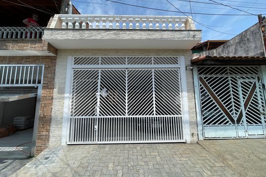 Fachada de casa à venda com 3 quartos, 140m² em Vila Nhocuné, São Paulo