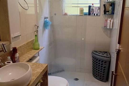 Banheiro 2 de casa à venda com 2 quartos, 146m² em Parque Sao Vicente, Mauá